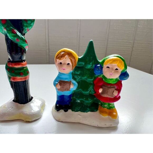 Vintage 4 Piece Ceramic Christmas Carolers and Light post - Picture 6 of 8